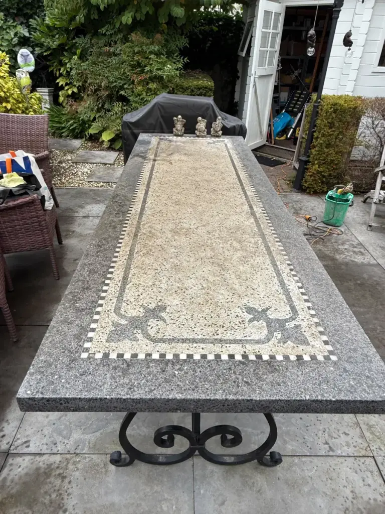 Granito tuintafel voor behandeling, vervuild (Amsterdam)