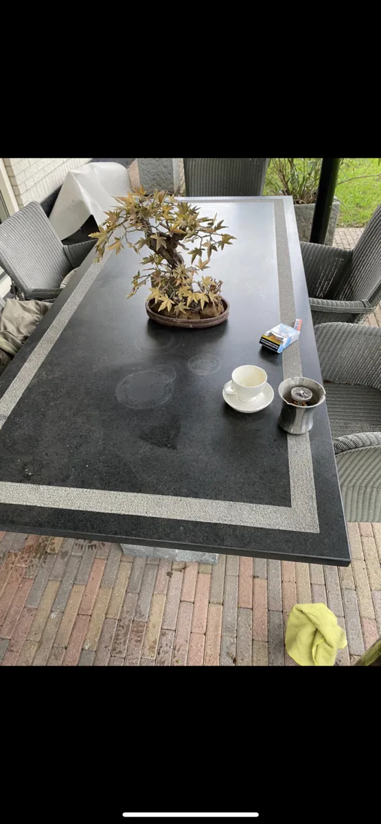 Hardstenen tafelblad met slijtage en vlekken voor het zoeten