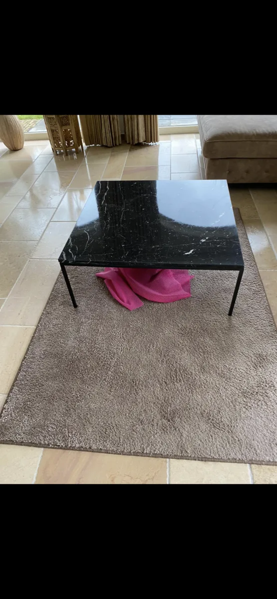 Rond zwartmarmeren tafelblad egaal donker na de behandeling
