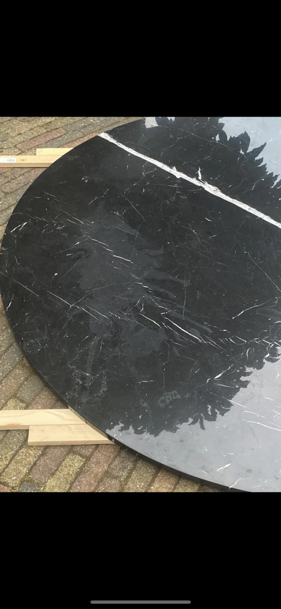 Marmeren tafelblad met vlekken en doffe plekken voor de behandeling